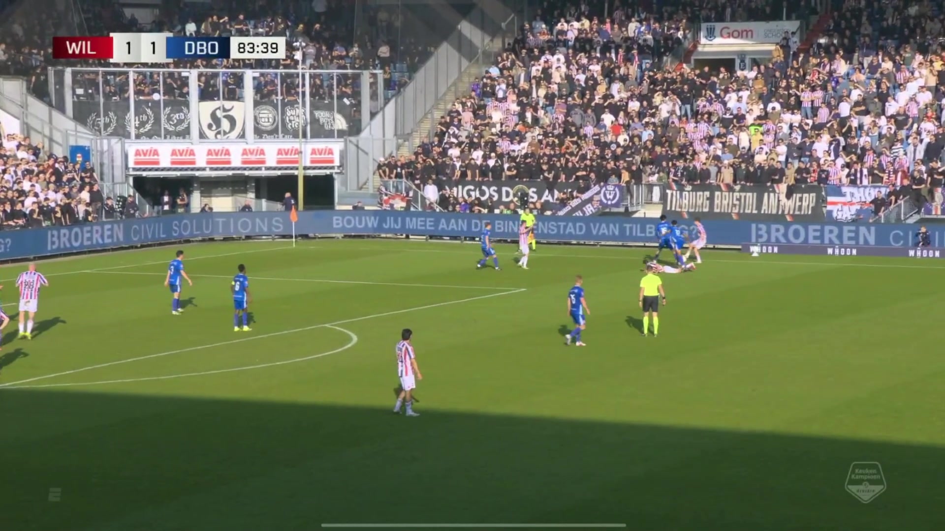 世界杯客户端升级-丑陋😡王博豪染黄后球迷狂竖中指+拉眼角歧视，王博豪无奈叉腰