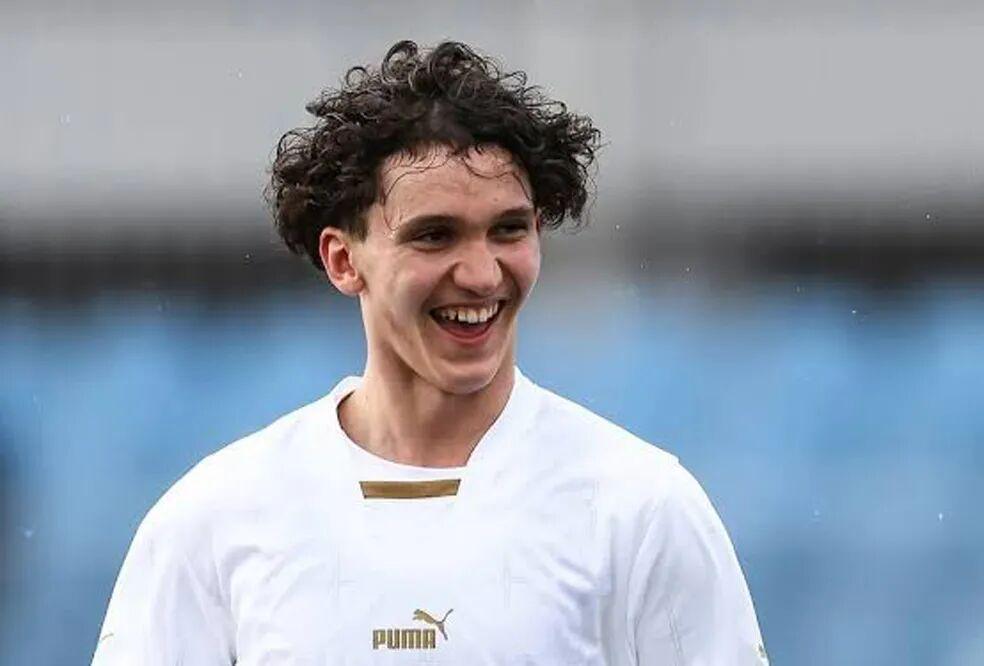 世界杯直播app下载-曼联官宣压哨卖第四人，巨头叫停铁闸交易！没买人却化身出租狂魔